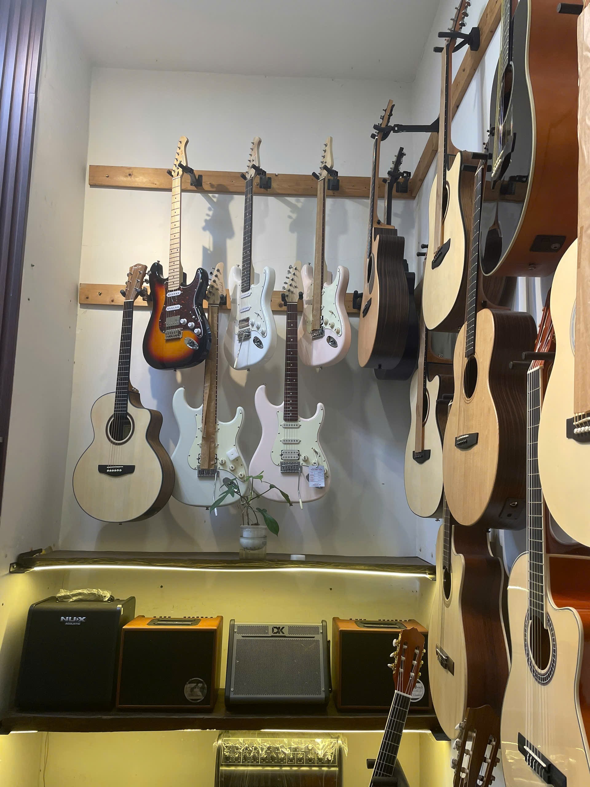 trang-thiet-bi-hien-dai-trong-lop-guitar-dien-phu-tho-hoa