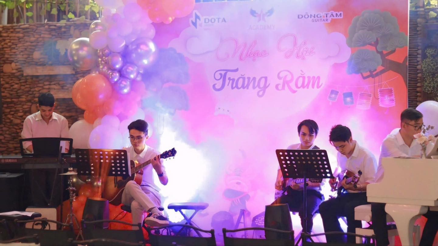 nguoi-di-lam-hoc-guitar-dien-phu-tho-hoa-giai-tri