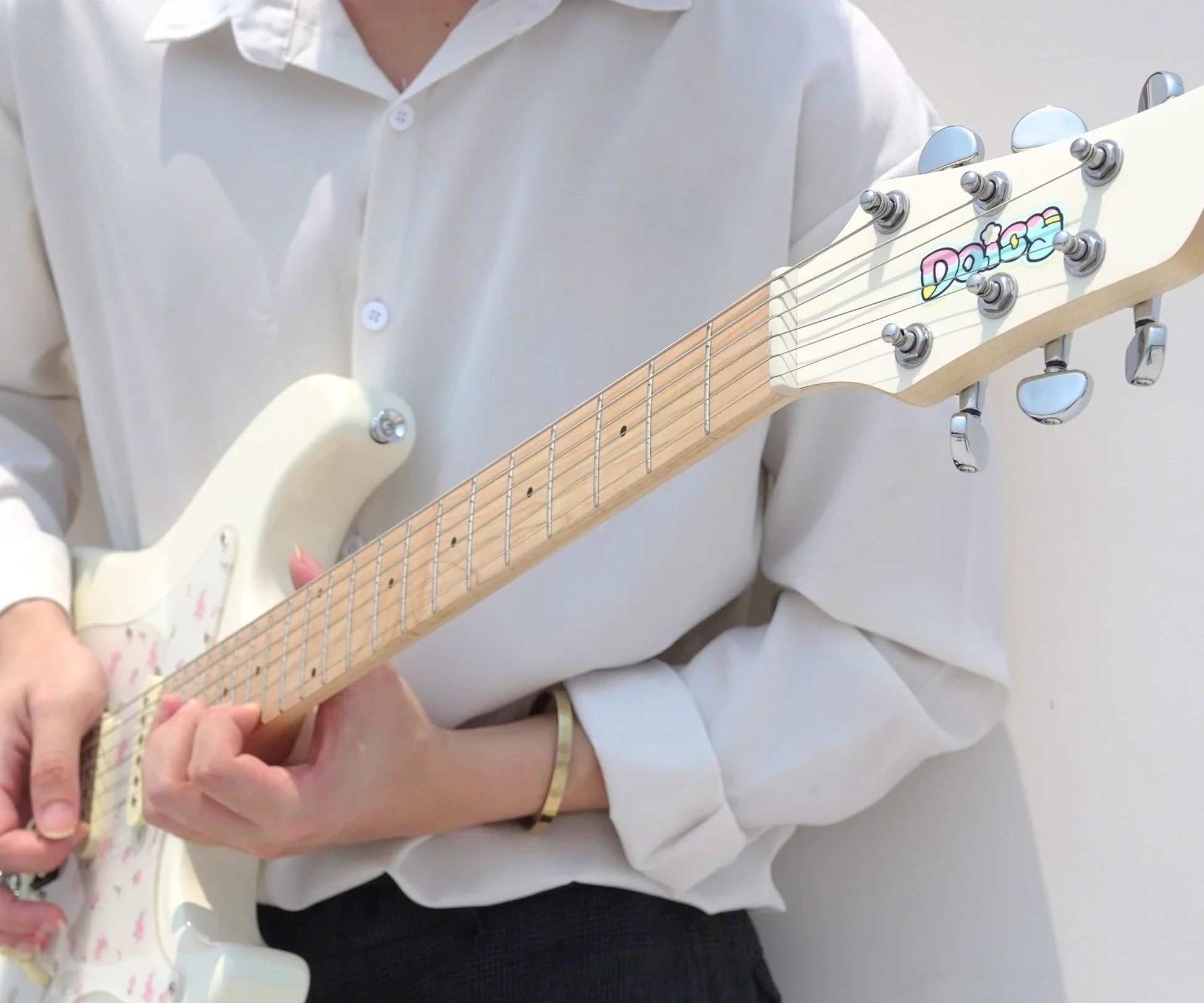 dan-guitar-dien-daisy-jeni-hss-voi-than-go-poplar-va-hoan-thien-sati