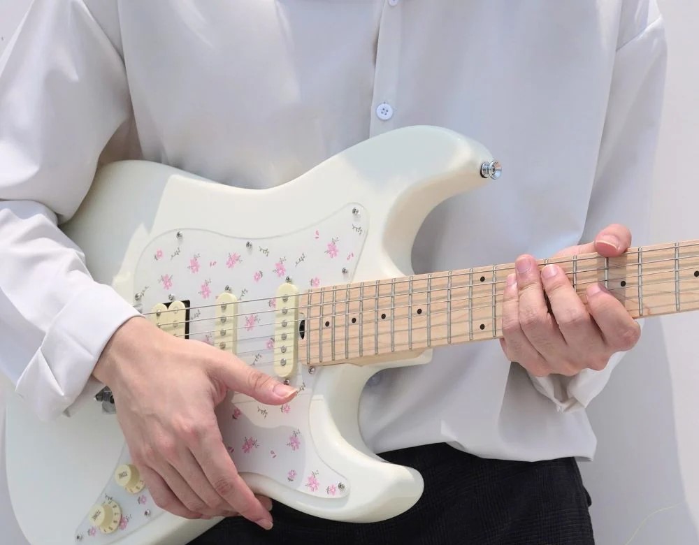 dan-guitar-dien-daisy-jeni-hss-voi-ban-phim-maple-22-phim