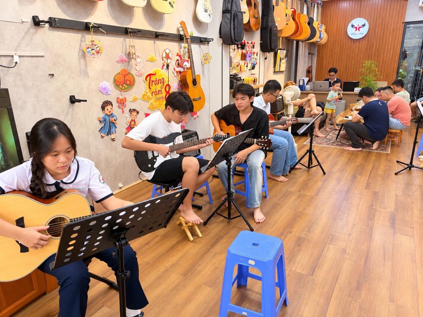 hoc-guitar-quan-tan-binh-cho-nguoi-moi-bat-dau