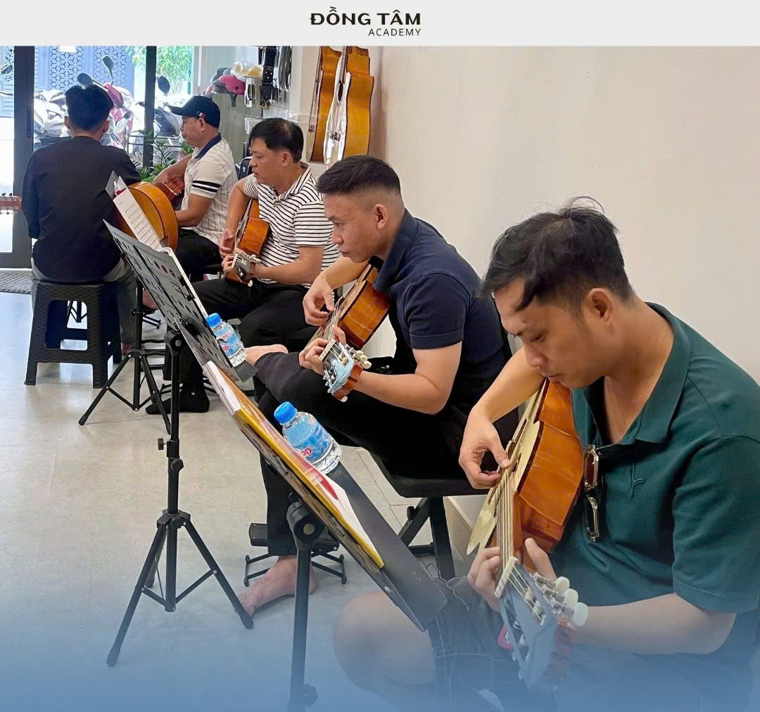 khoa-hoc-guitar-quan-tan-phu-danh-cho-nguoi-lon