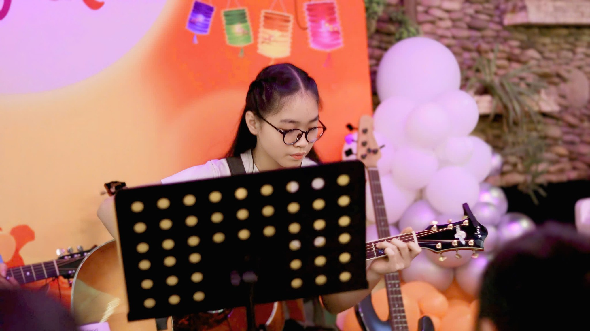 hoc-guitar-quan-tan-phu-mang-lai-nhung-loi-ich-thiet-thuc