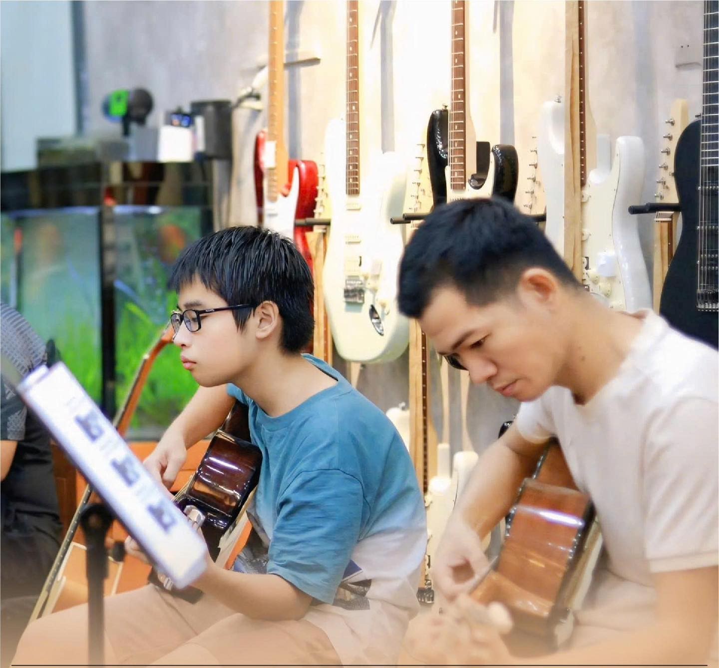 phuong-phap-hoc-guitar-phuong-tan-phu-tap-trung-vao-thuc-hanh