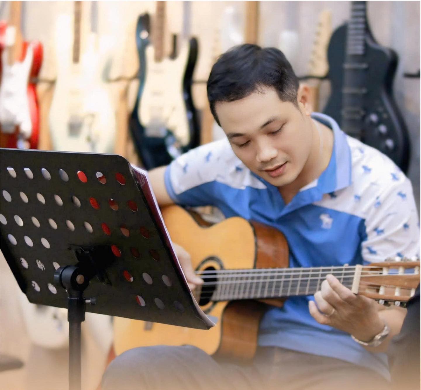 hoc-guitar-tan-phu-cho-nguoi-lon