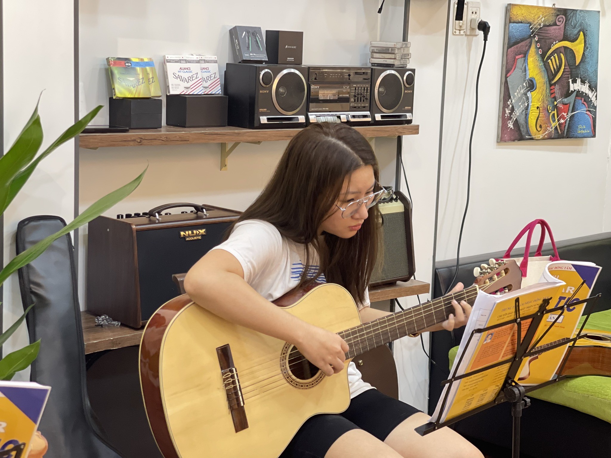 hoc-guitar-tan-phu-cho-sinh-vien