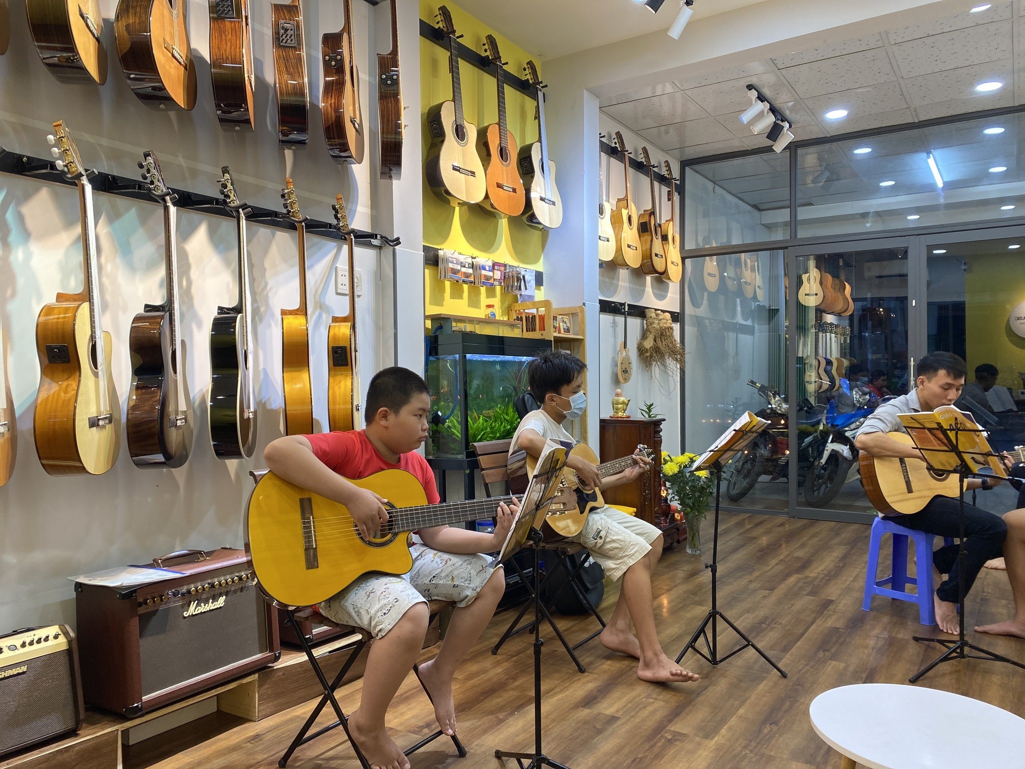 hoc-guitar-tan-phu-cho-tre-em