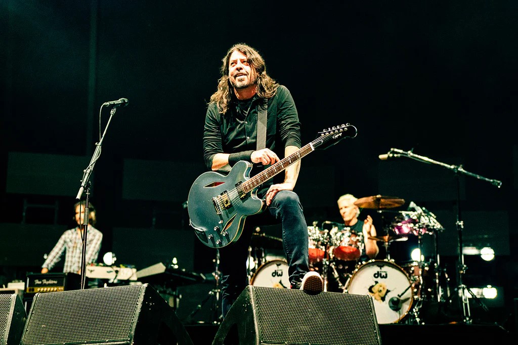 phong-cach-am-nhac-phu-hop-voi-dan-guitar-dien-epiphone-dave-grohl-dg335