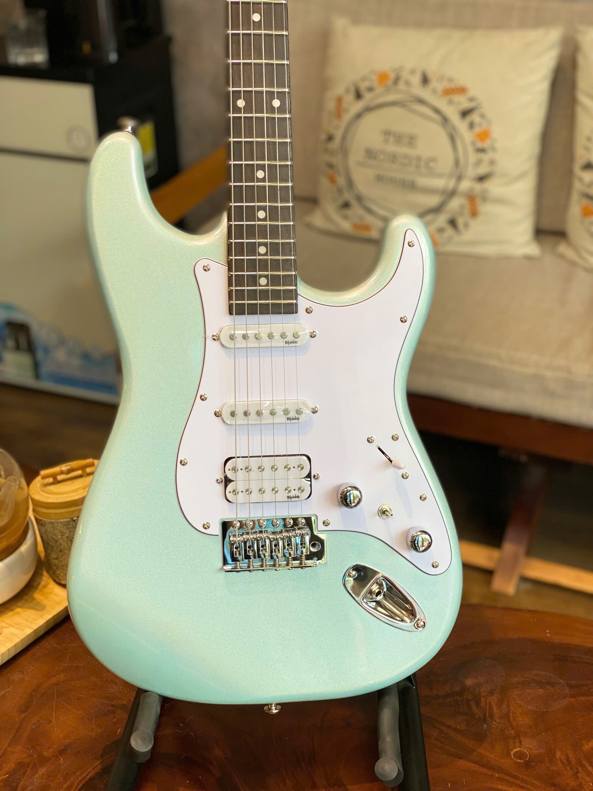 thiet-ke-than-dan-cua-dan-guitar-dien-mojolnir-m30-galaxy-xanh-ngoc
