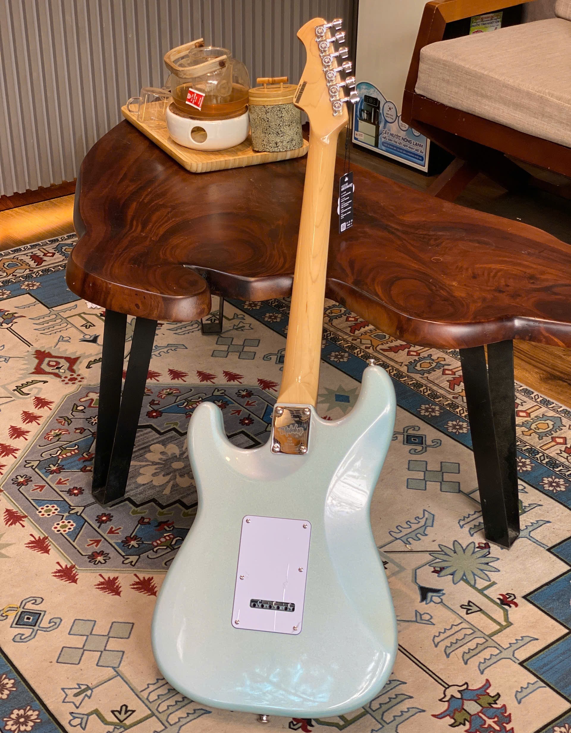 can-dan-va-mat-phim-cua-dan-guitar-dien-mojolnir-m30-galaxy-xanh-ngoc