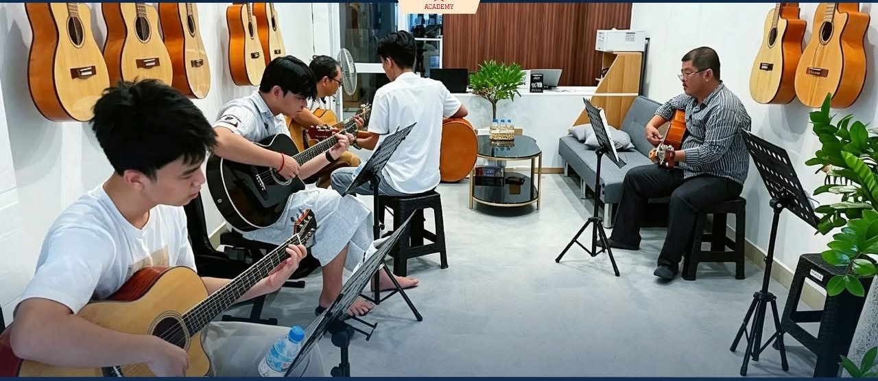 doi-tuong-tham-gia-khoa-hoc-day-dan-guitar-quan-hai-chau