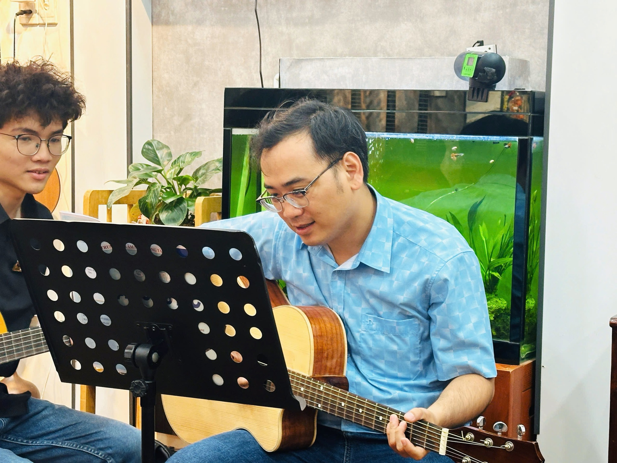 day-dan-guitar-tan-phu-cho-nguoi-lon