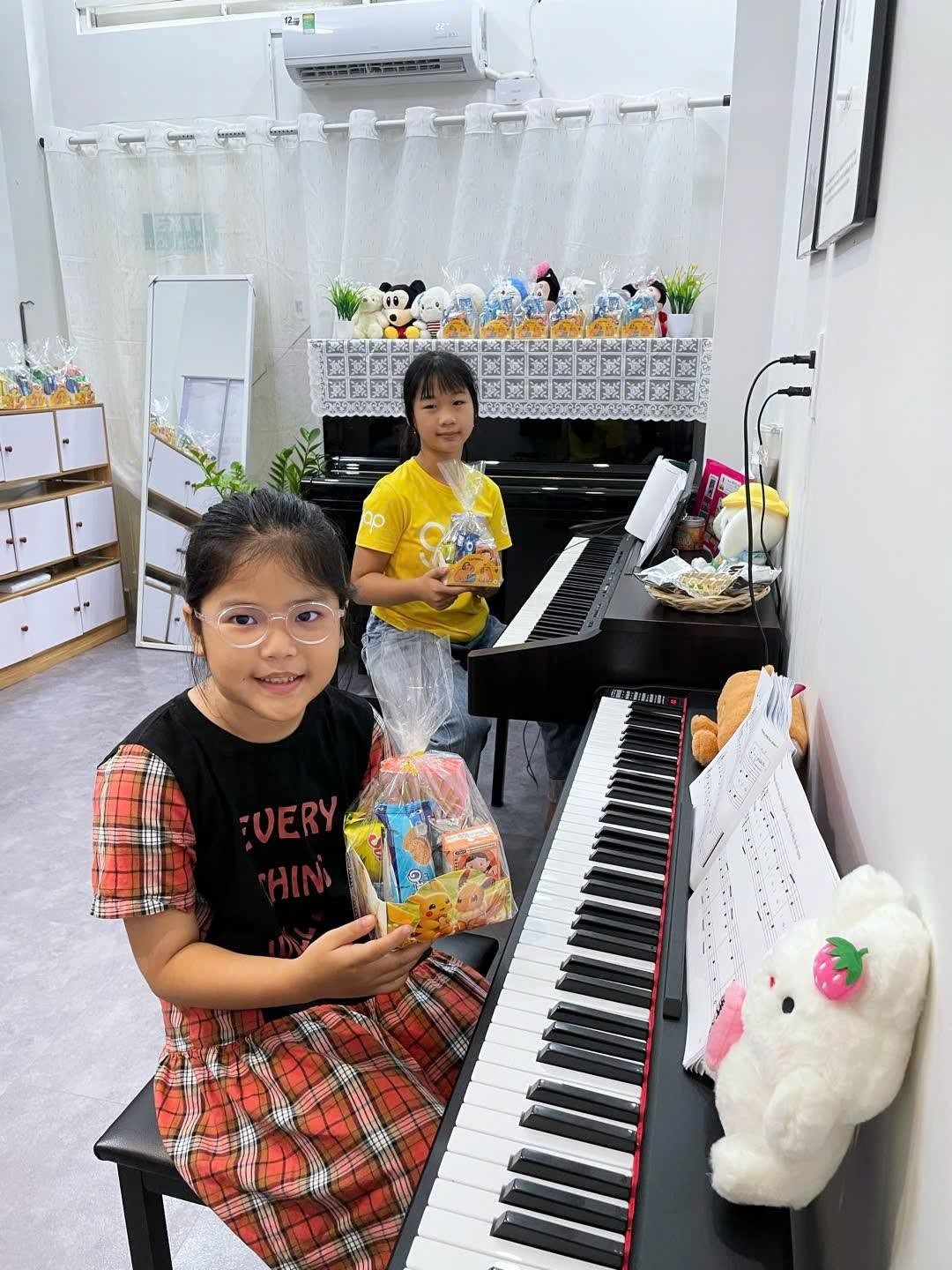 hoc-piano-cho-tre-em-quan-tan-binh-moi-truong-nang-dong-giup-cac-em-tu-tin-o-noi-dong-nguoi