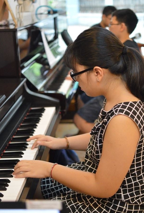 hoc-piano-cho-tre-em-quan-tan-binh-khong-gian-lop-hoc-thoang-mat
