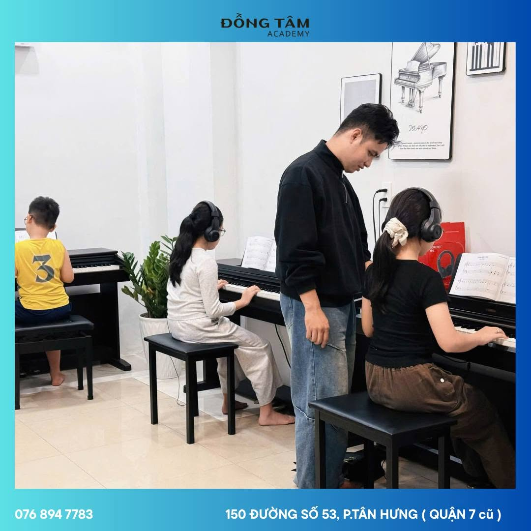 doi-ngu-giao-vien-day-piano
