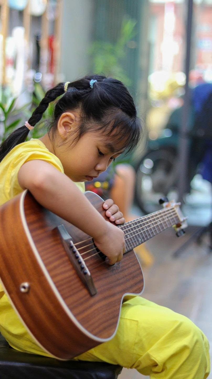 hoc-guitar-cho-tre-em-tai-quan-tan-binh-tu-4-tuoi-giup-tre-de-dang-lam-quen-hon