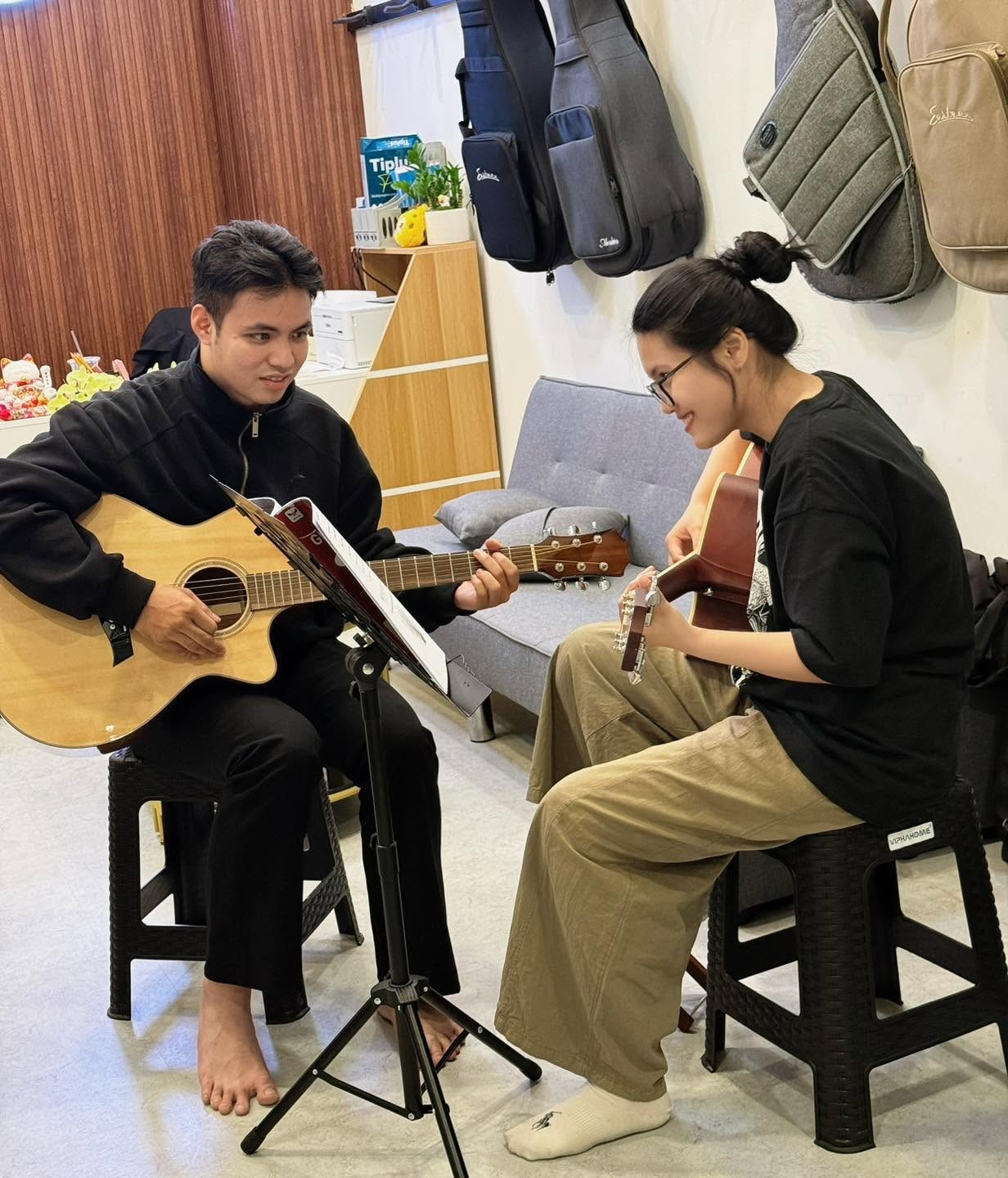 doi-ngu-giao-vien-day-guitar-tai-quan-tan-binh-chuyen-mon-cao