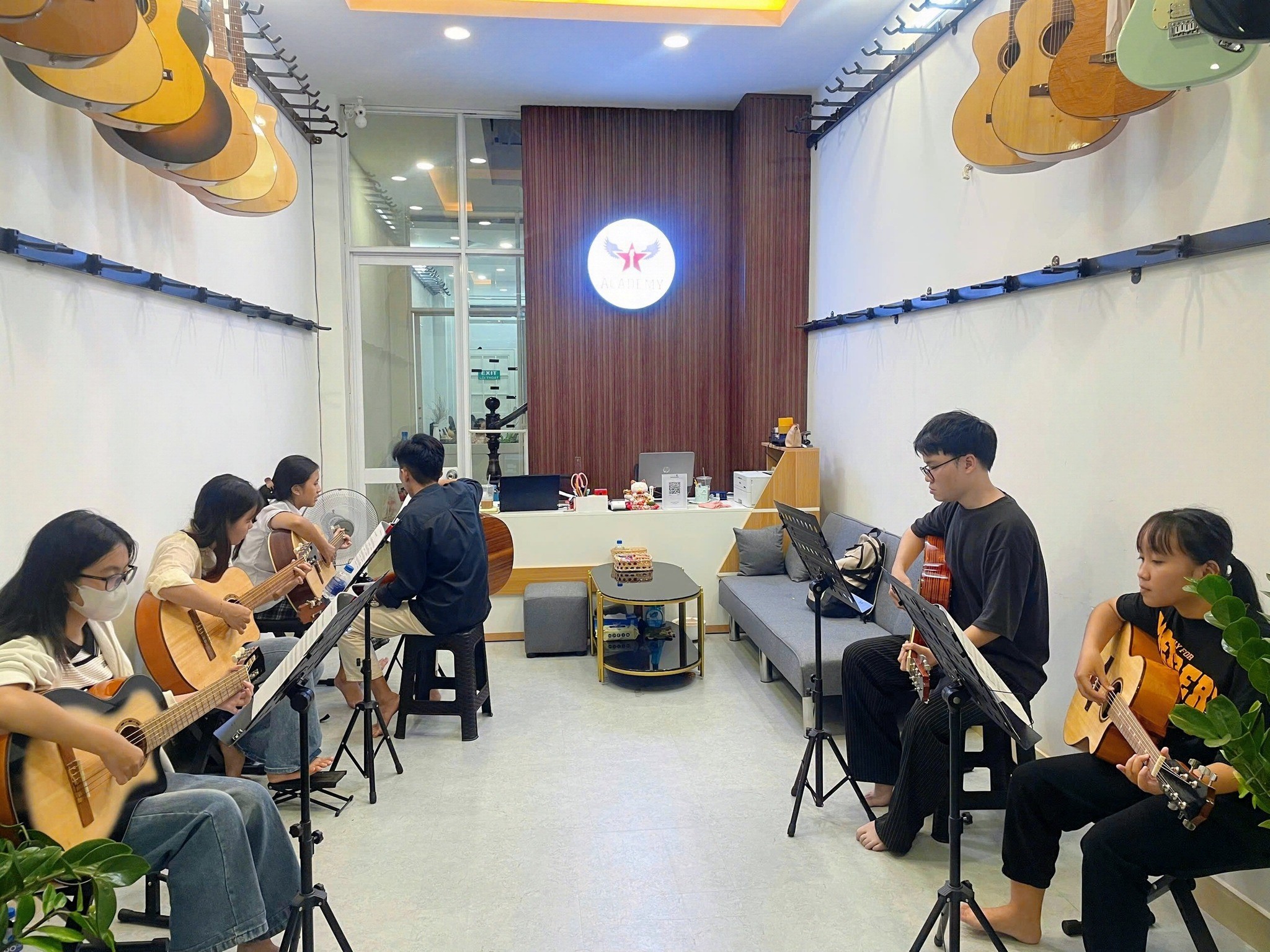hoc-guitar-tai-hoc-dan-piano-dong-tam-academy-voi-giao-trinh-thuc-te
