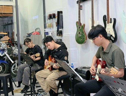 hoc-guitar-dien-tai-hoc-dan-piano-dong-tam-academy-danh-cho-nguoi-yeu-am-nhac-hien-dai