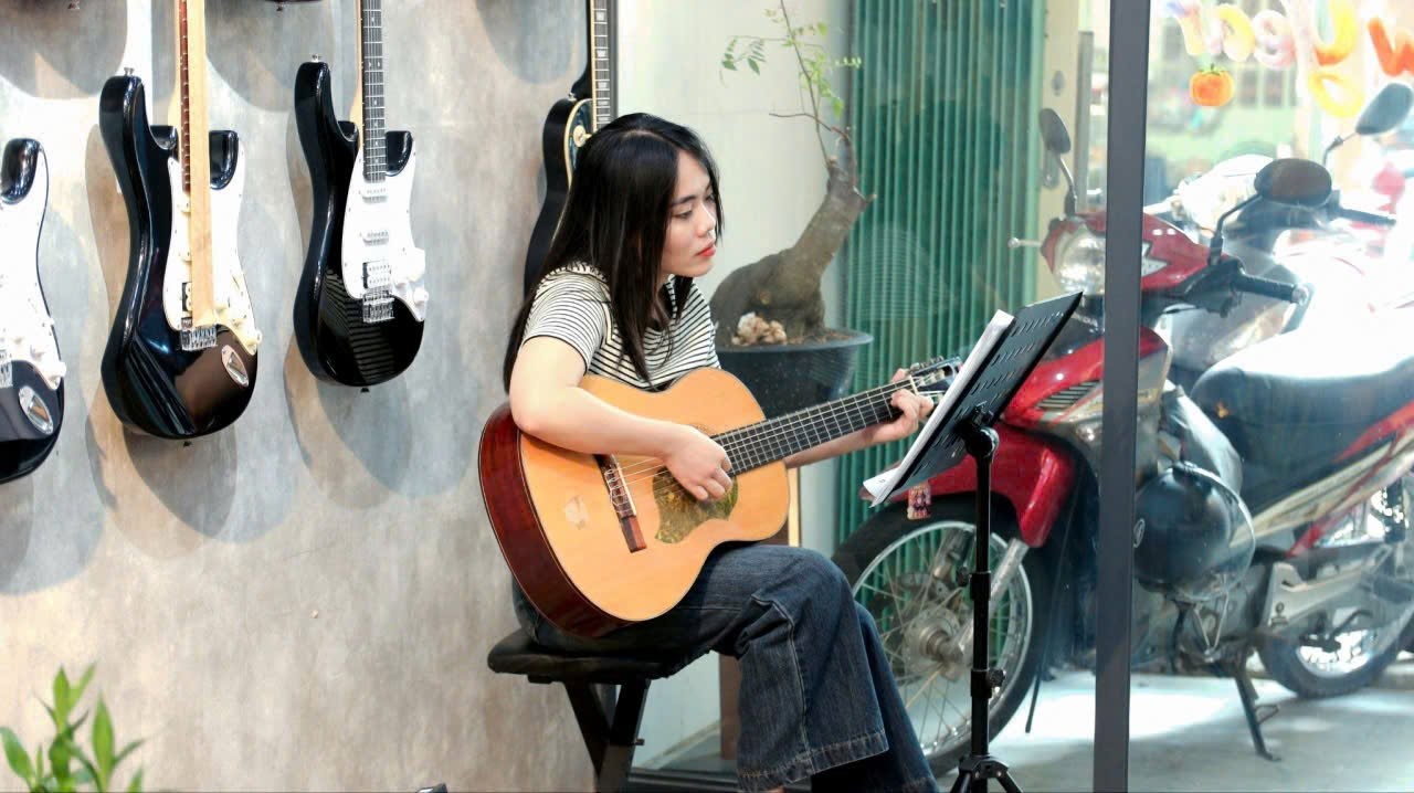hoc-guitar-quan-hai-chau-co-phu-hop-voi-hoc-sinh