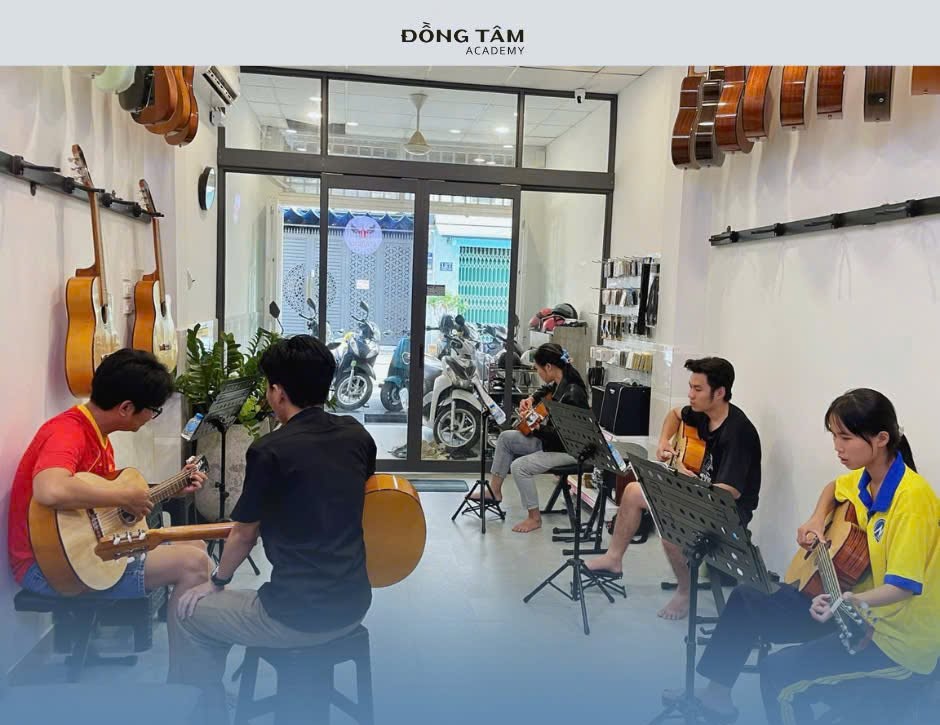 lop-guitar-cho-nguoi-moi-bat-dau-quan-7