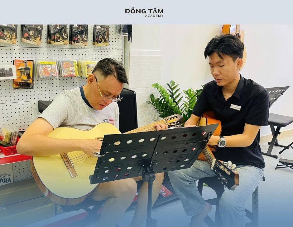 khoa-hoc-guitar-phu-nhuan-cho-nguoi-lon-va-nguoi-di-lam