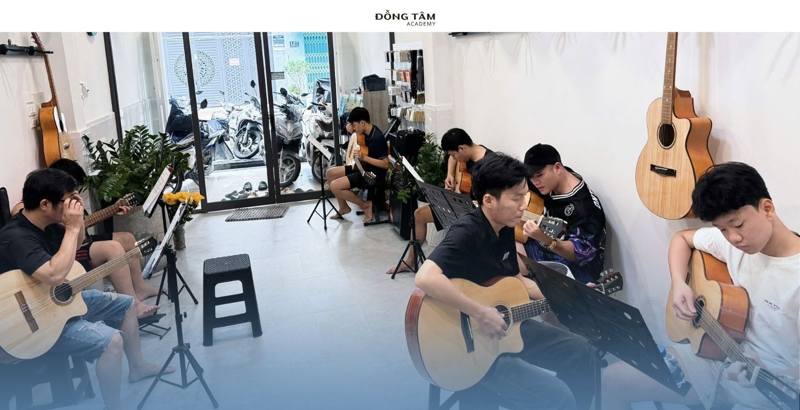 khoa-hoc-guitar-phu-nhuan-voi-huong-dan-truc-tiep-va-minh-hoa-ro-rang