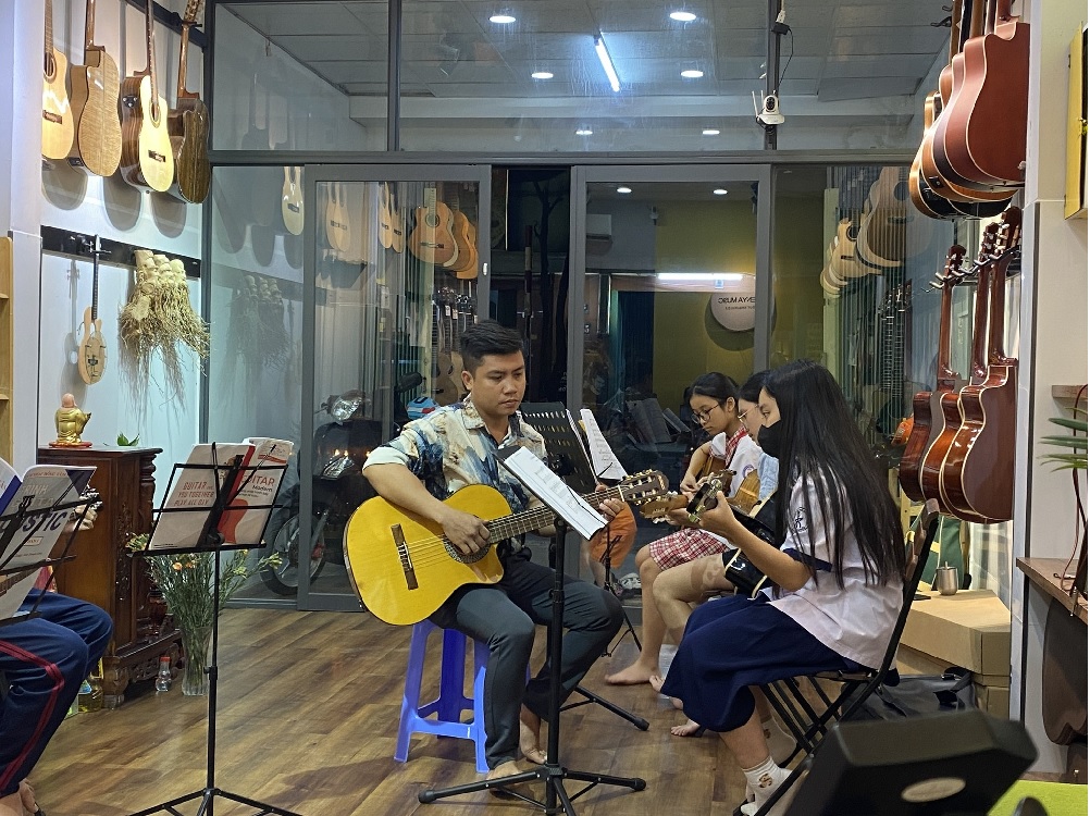 hoc-dan-guitar-thanh-thieu-nien