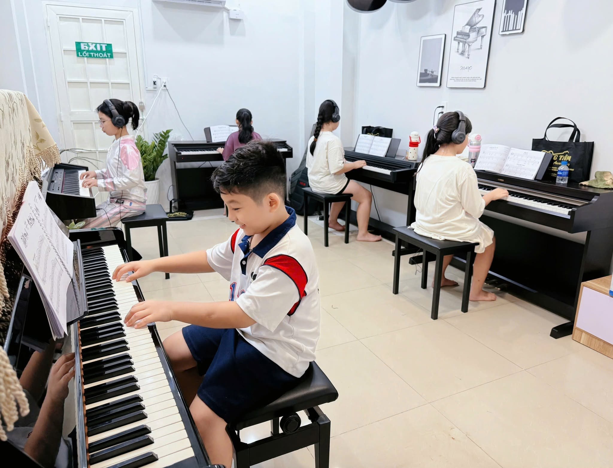 lop-hoc-piano-quan-tan-binh-voi-khong-gian-hoc-tap-hien-dai-va-nang-dong