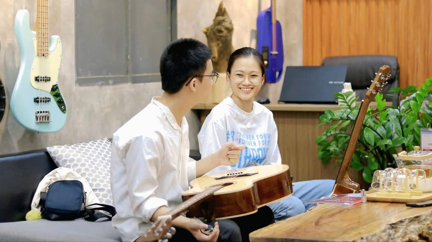 moi-truong-hoc-guitar-quan-1