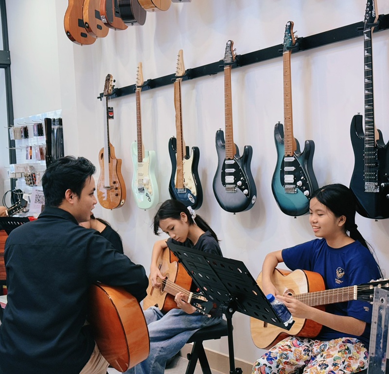 khoa-hoc-dan-guitar-quan-2-–-dong-tam-academy-4
