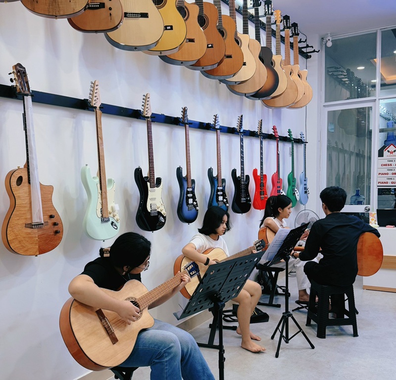 khoa-hoc-dan-guitar-quan-2-–-dong-tam-academy-3