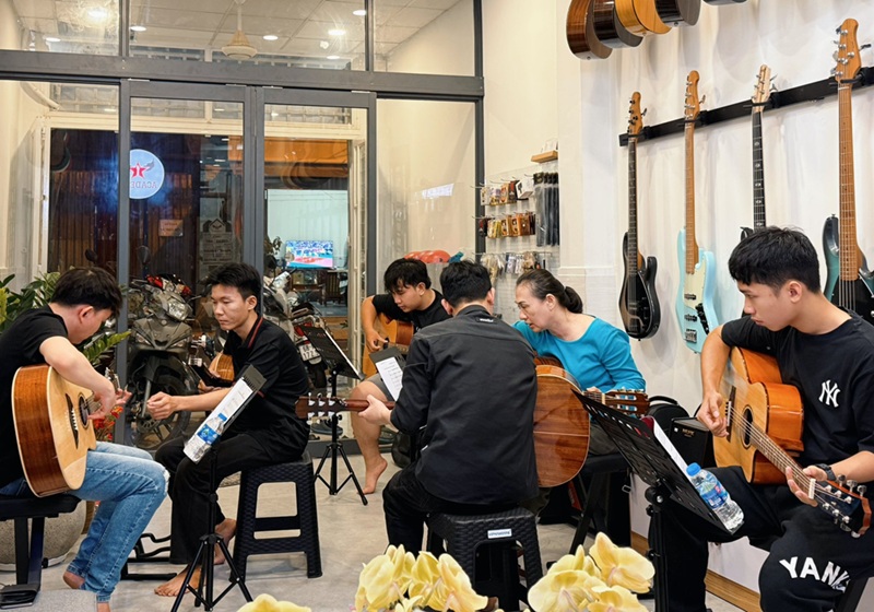 hoc-guitar-quan-7-–-dong-tam-academy