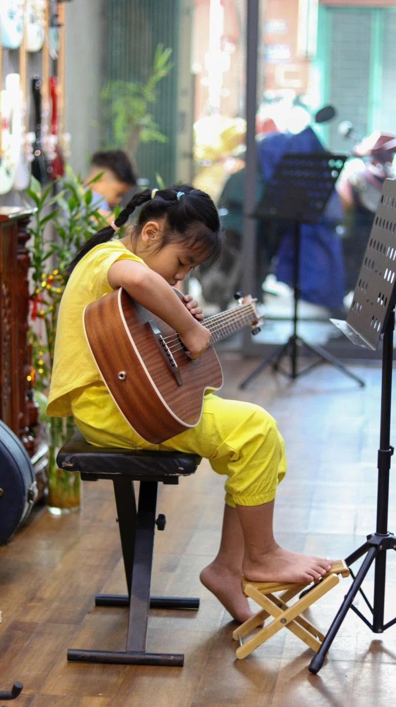 khoa-hoc-guitar-quan-hai-chau-danh-cho-moi-doi-tuong-yeu-thich-am-nhac