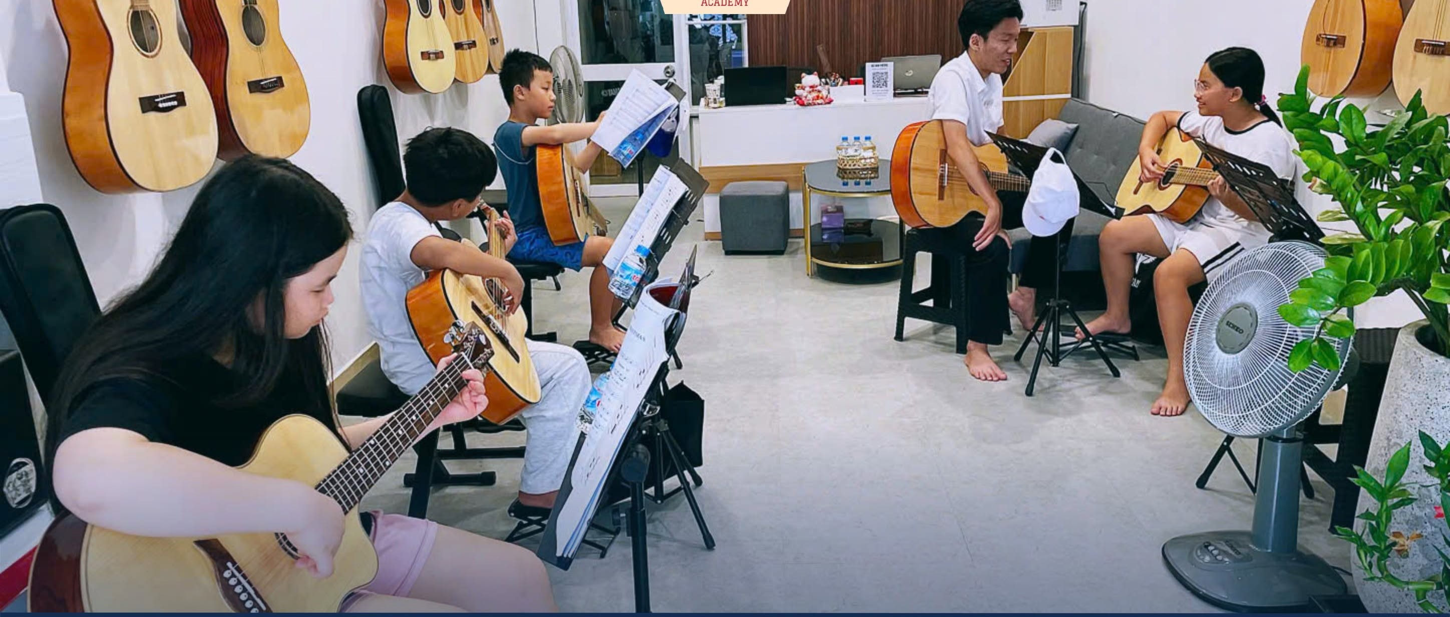 khoa-hoc-guitar-quan-hai-chau-co-phu-hop-voi-tre-em-dang-phat-trien