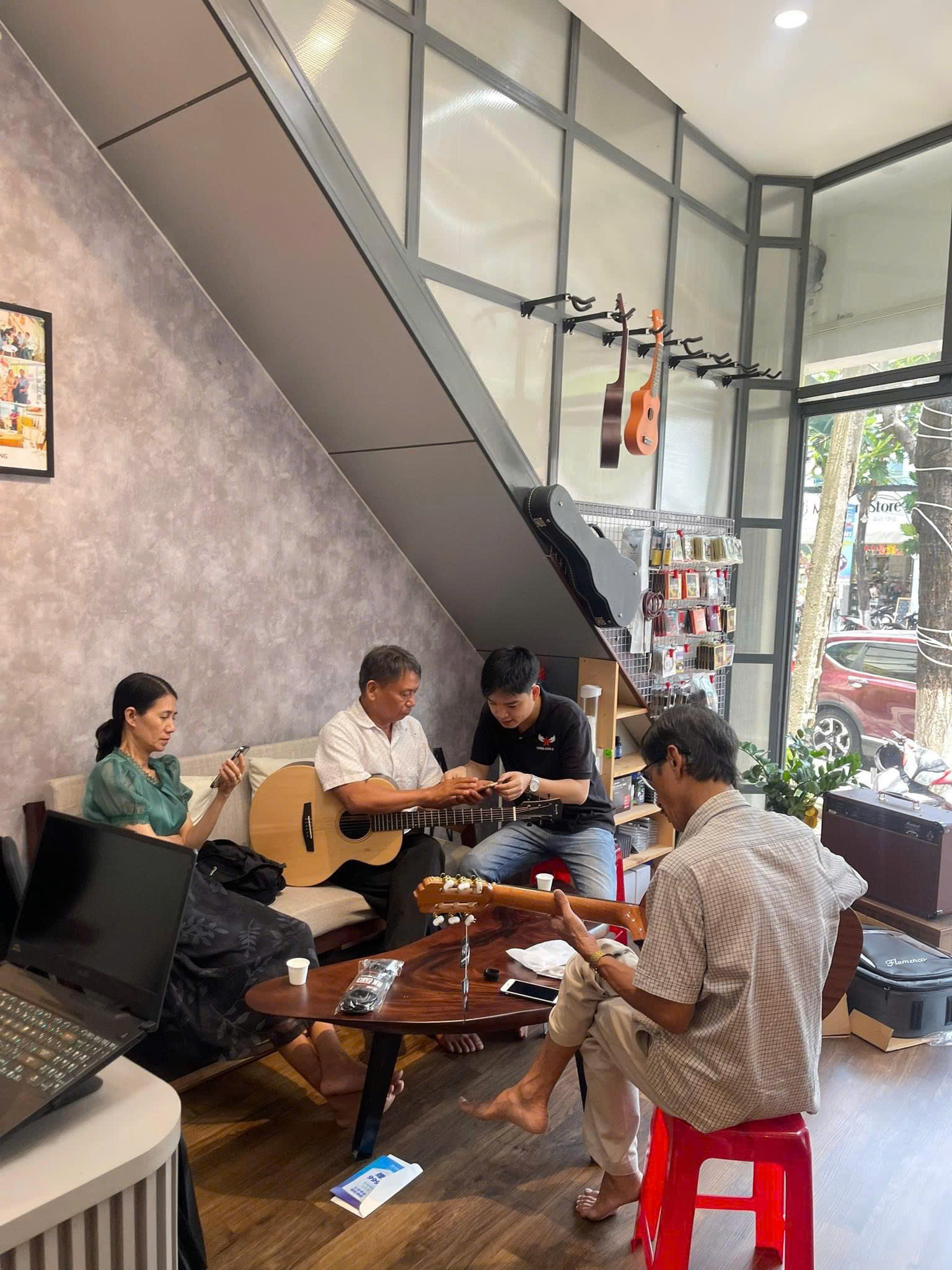 Guitar Đồng Tâm Mang Giá Trị Đến Đôi Tay Bạn Guitar Đồng Tâm Mang Giá Trị Đến Đôi Tay Bạn