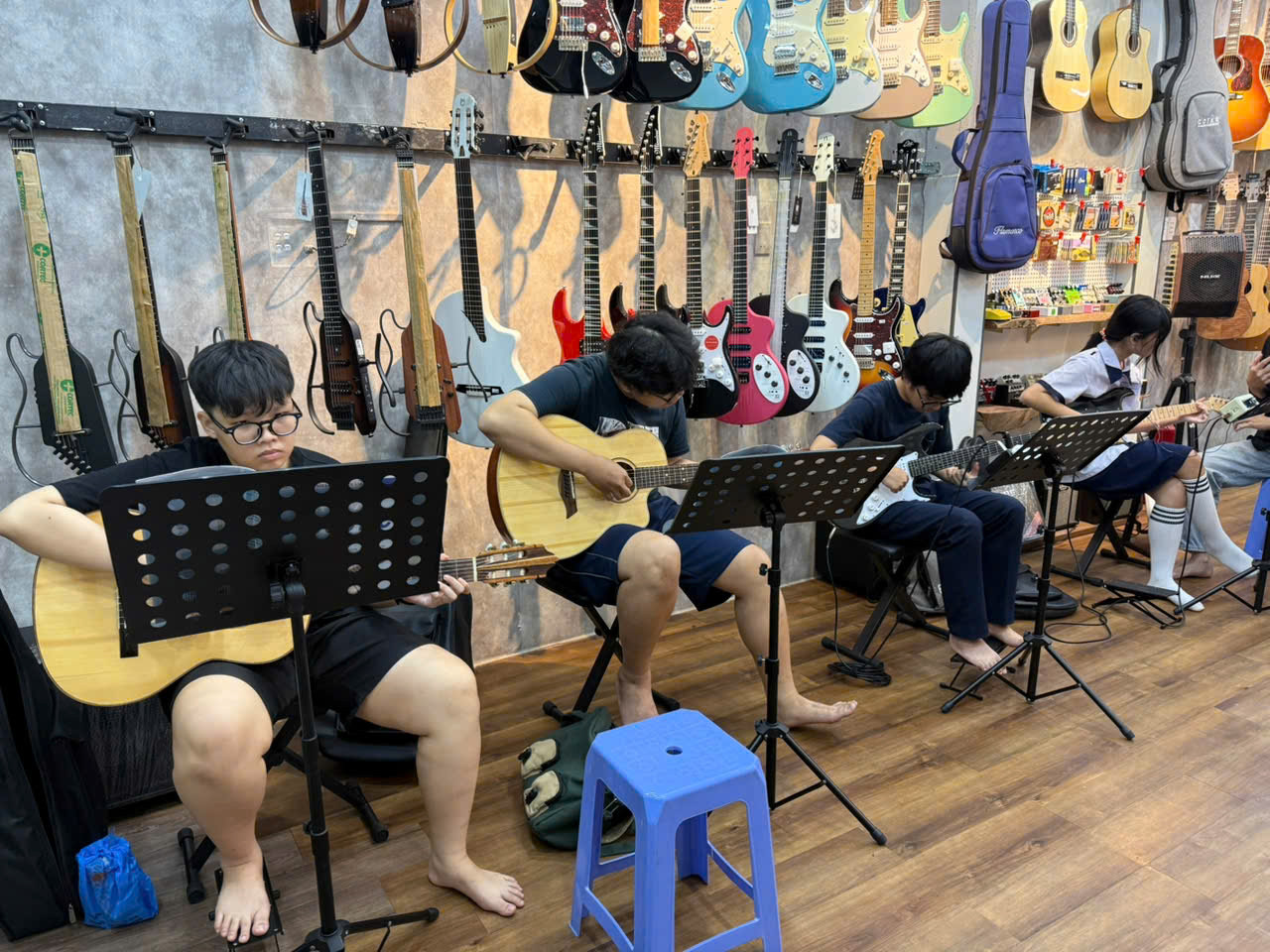Học Guitar Quận 7 - Khóa Học Cơ Bản Đến Nâng Cao
