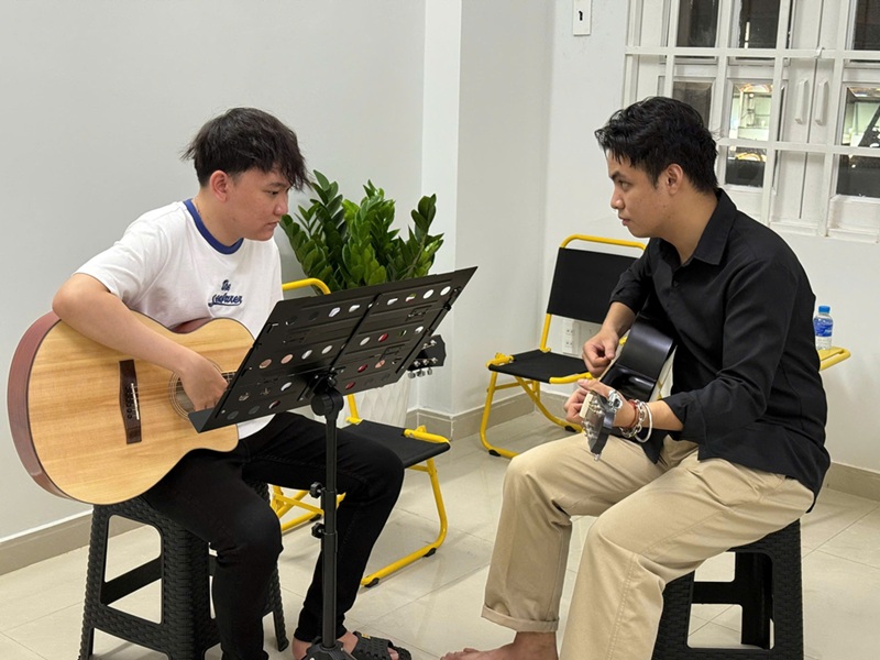 Học Guitar Quận 1 Uy Tín – Đồng Tâm Academy Đồng Hành Cùng Đam Mê Âm Nhạc