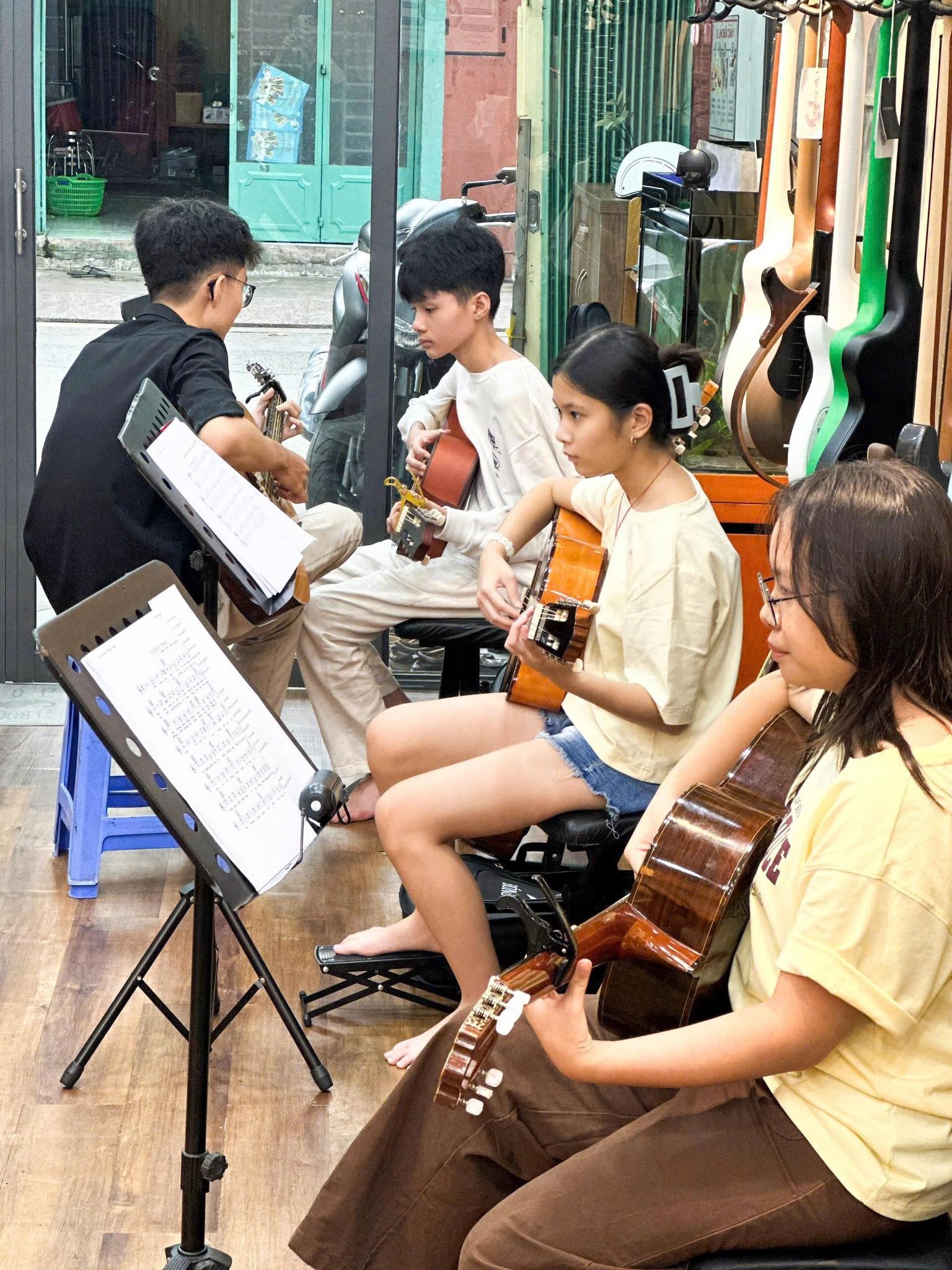  HỌC GUITAR UY TÍN Ở PHƯỜNG TÂN PHÚ